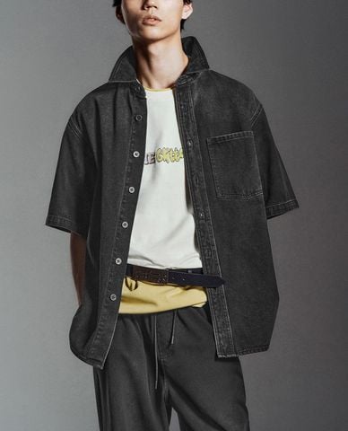  URBAN REVIVO - Áo sơ mi denim nam cổ bẻ tay ngắn trẻ trung 