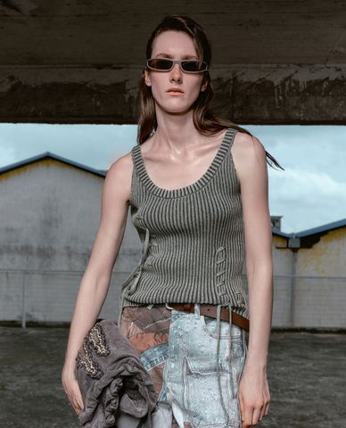  URBAN REVIVO - Áo ba lỗ nữ dệt kim phối dây cá tính U Neck 