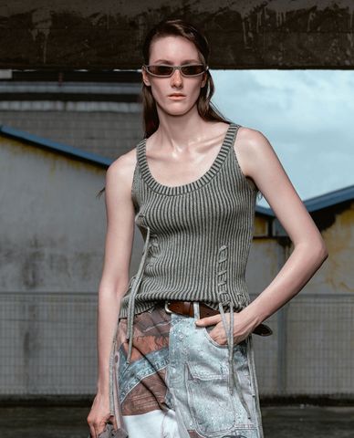  URBAN REVIVO - Áo ba lỗ nữ dệt kim phối dây cá tính U Neck 