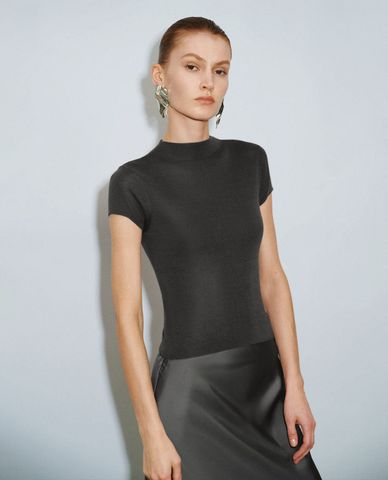  URBAN REVIVO - Áo dệt kim nữ cổ lọ tay ngắn hiện đại 