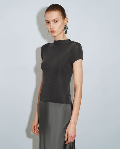  URBAN REVIVO - Áo dệt kim nữ cổ lọ tay ngắn hiện đại 