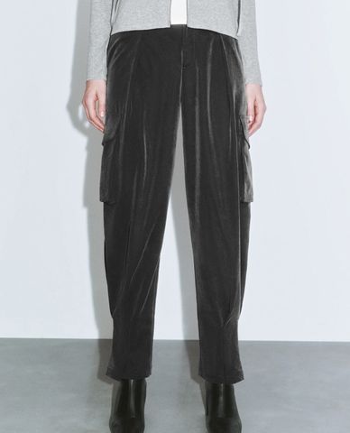  URBAN REVIVO - Quần nữ ống đứng phối túi Velvet Carrot Fit 