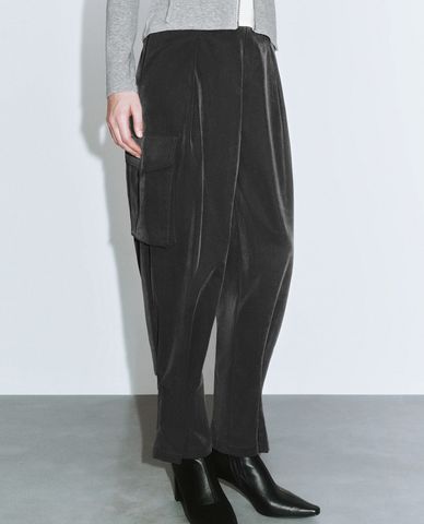  URBAN REVIVO - Quần nữ ống đứng phối túi Velvet Carrot Fit 