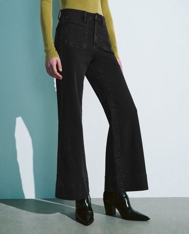  URBAN REVIVO - Quần jeans nữ ống loe phom ôm hiện đại 