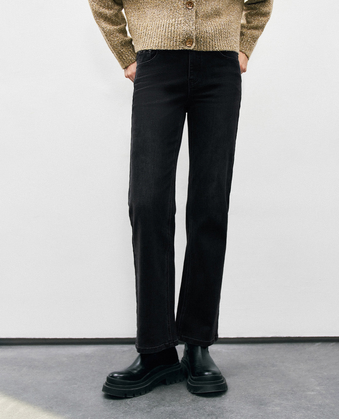 URBAN REVIVO - Quần jeans nữ ống đứng thanh lịch