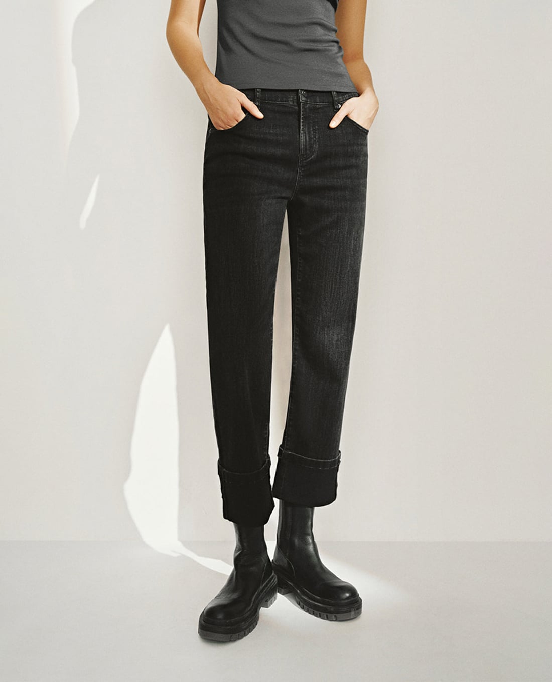 URBAN REVIVO - Quần jeans nữ ống đứng xoắn gấu