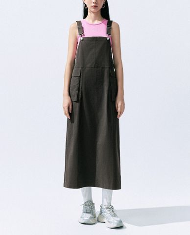 URBAN REVIVO - Đầm midi dạng yếm trẻ trung Utility 