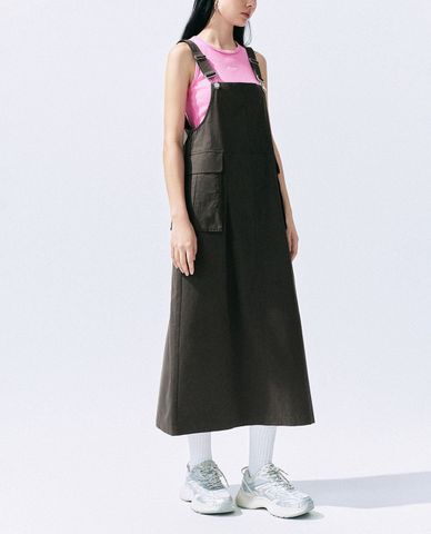  URBAN REVIVO - Đầm midi dạng yếm trẻ trung Utility 