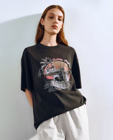  URBAN REVIVO - Áo thun nữ cổ tròn tay ngắn in hình nổi bật 