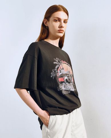  URBAN REVIVO - Áo thun nữ cổ tròn tay ngắn in hình nổi bật 