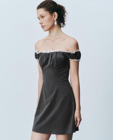  URBAN REVIVO - Đầm trễ vai mini phối viền ren 