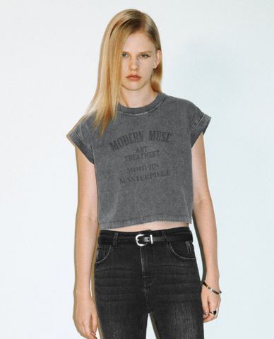  URBAN REVIVO - Áo croptop nữ cổ tròn tay ngắn 