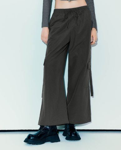  URBAN REVIVO - Quần nữ ống rộng lưng thun phối dây rút Straight 