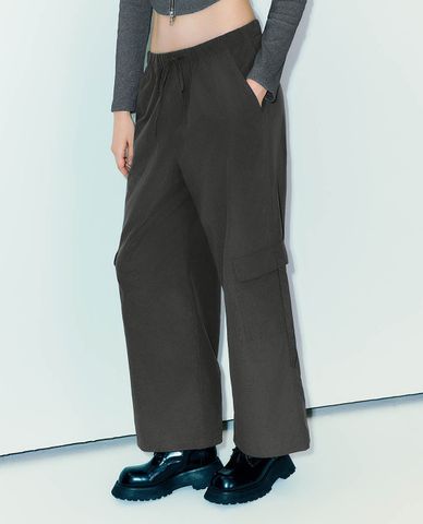  URBAN REVIVO - Quần nữ ống rộng lưng thun phối dây rút Straight 