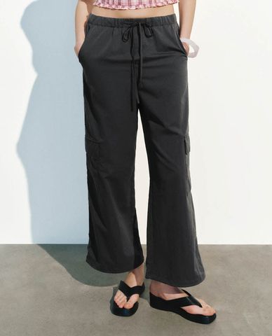  URBAN REVIVO - Quần nữ ống rộng lưng thun hiện đại 