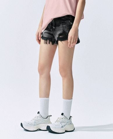  URBAN REVIVO - Quần shorts jean nữ wash bạc cá tính Raw Hem 