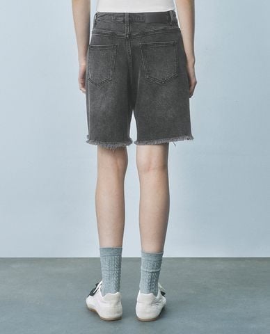  URBAN REVIVO - Quần short jeans nữ ngang gối cá tính 