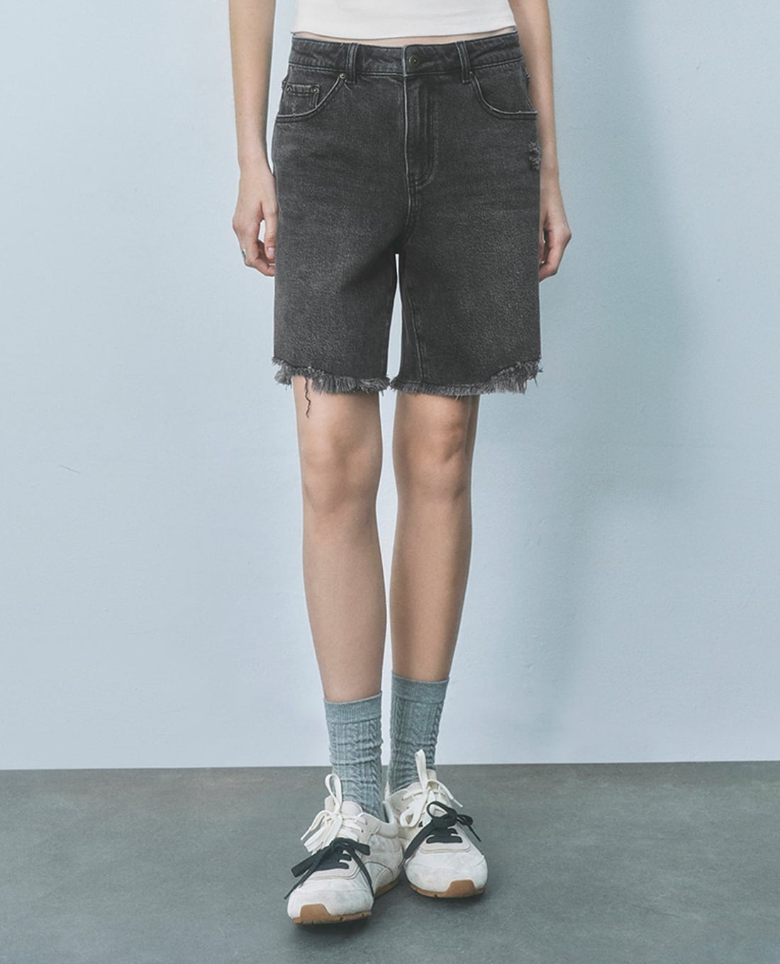 URBAN REVIVO - Quần short jeans nữ ngang gối cá tính