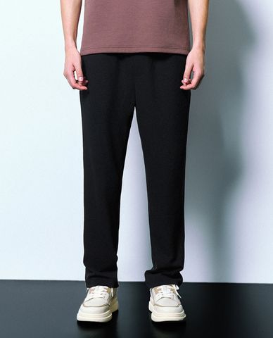  URBAN REVIVO - Quần nam ống đứng lưng thun Carrot Fit 