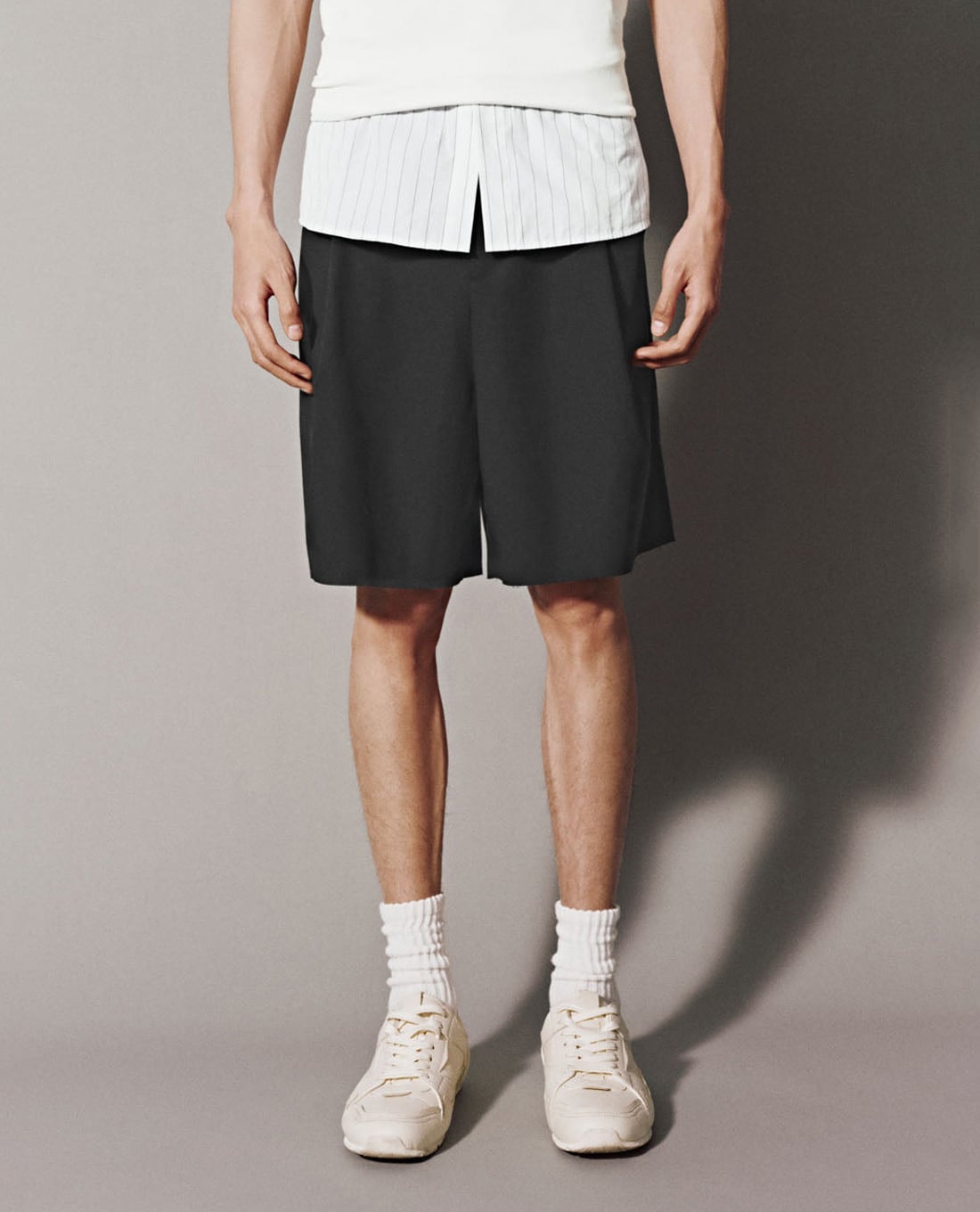 URBAN REVIVO - Quần short nam ngang gối xếp li