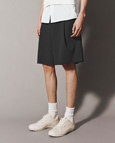  URBAN REVIVO - Quần short nam ngang gối xếp li 