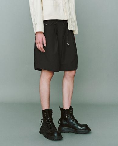  URBAN REVIVO - Quần short nam ngang gối lưng thun 