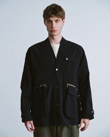  URBAN REVIVO - Áo khoác sơ mi nam cổ V tay dài phối túi 