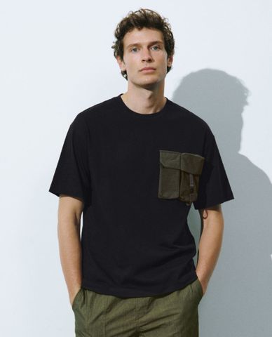  URBAN REVIVO - Áo thun nam cổ tròn tay ngắn phối túi Loose 