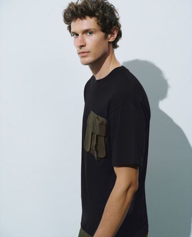  URBAN REVIVO - Áo thun nam cổ tròn tay ngắn phối túi Loose 