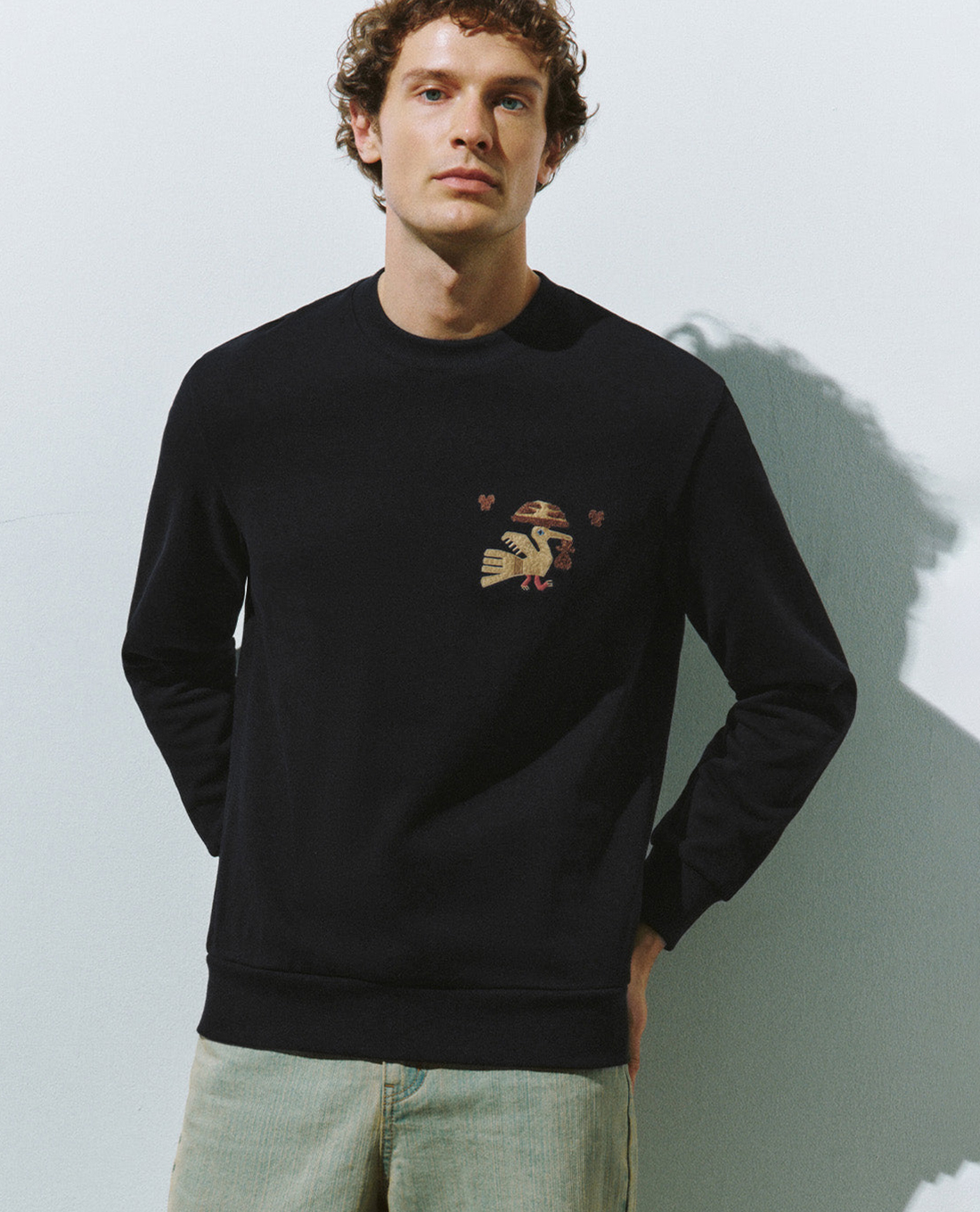 URBAN REVIVO - Áo sweatshirt nam cổ tròn tay dài phom suông