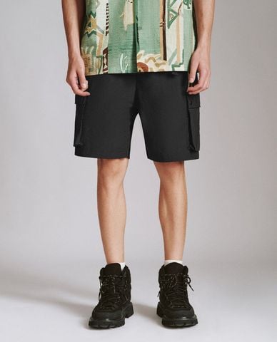  URBAN REVIVO - Quần short nam ngang gối phối thắt lưng 