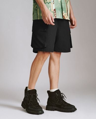  URBAN REVIVO - Quần short nam ngang gối phối thắt lưng 