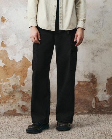  URBAN REVIVO - Quần nam ống rộng phối túi hộp cá tính 