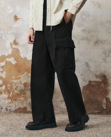  URBAN REVIVO - Quần nam ống rộng phối túi hộp cá tính 