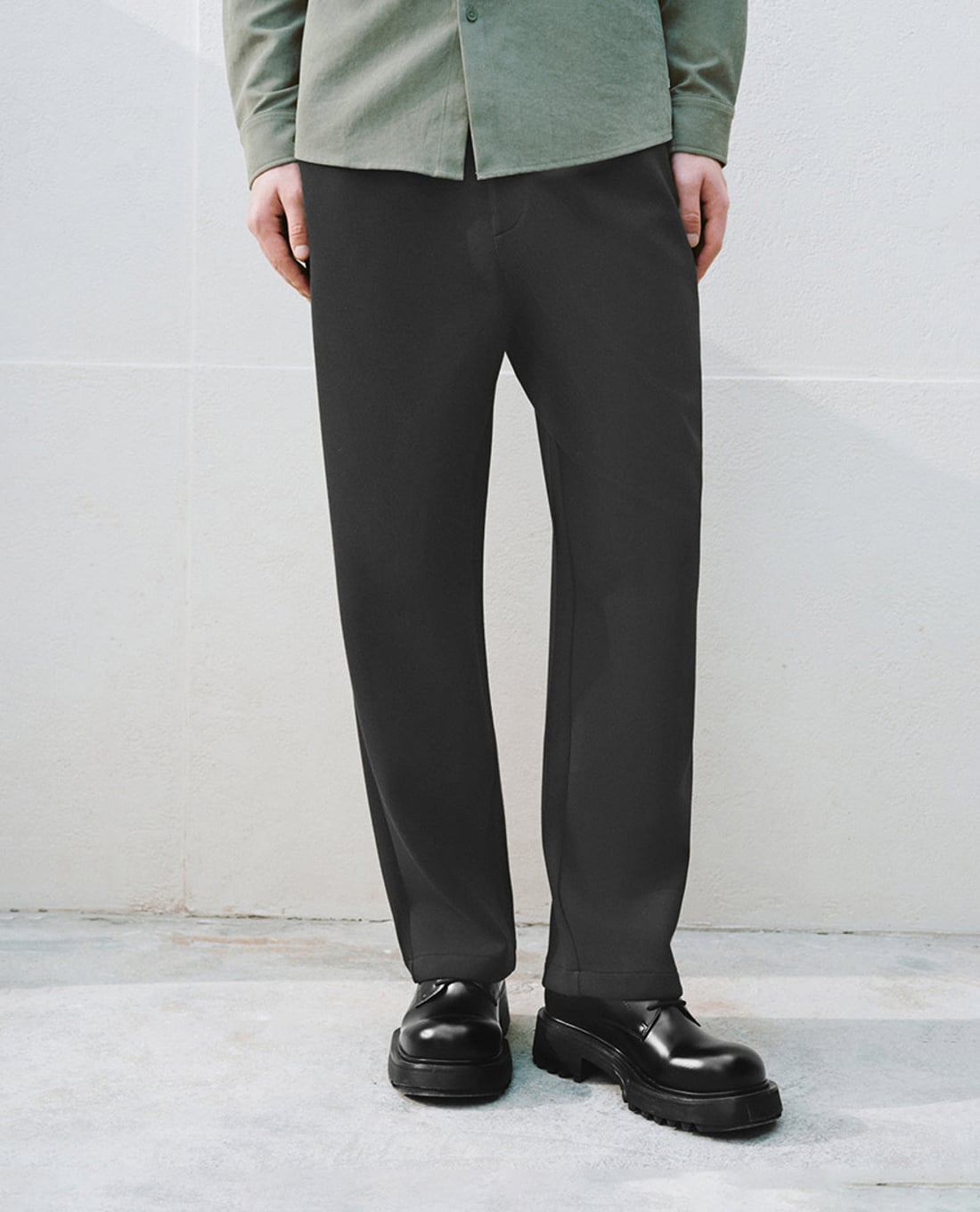 URBAN REVIVO - Quần nam ống đứng lưng thun thời trang