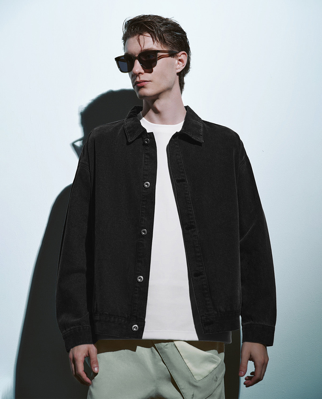 URBAN REVIVO - Áo khoác denim nam cổ bẻ tay dài thời thượng