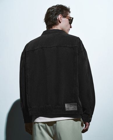  URBAN REVIVO - Áo khoác denim nam cổ bẻ tay dài thời thượng 