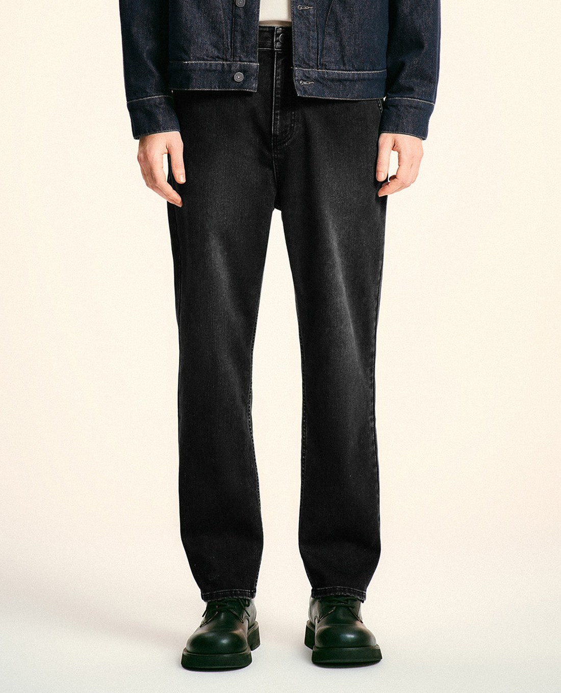 URBAN REVIVO - Quần jeans nam ống đứng High Rise