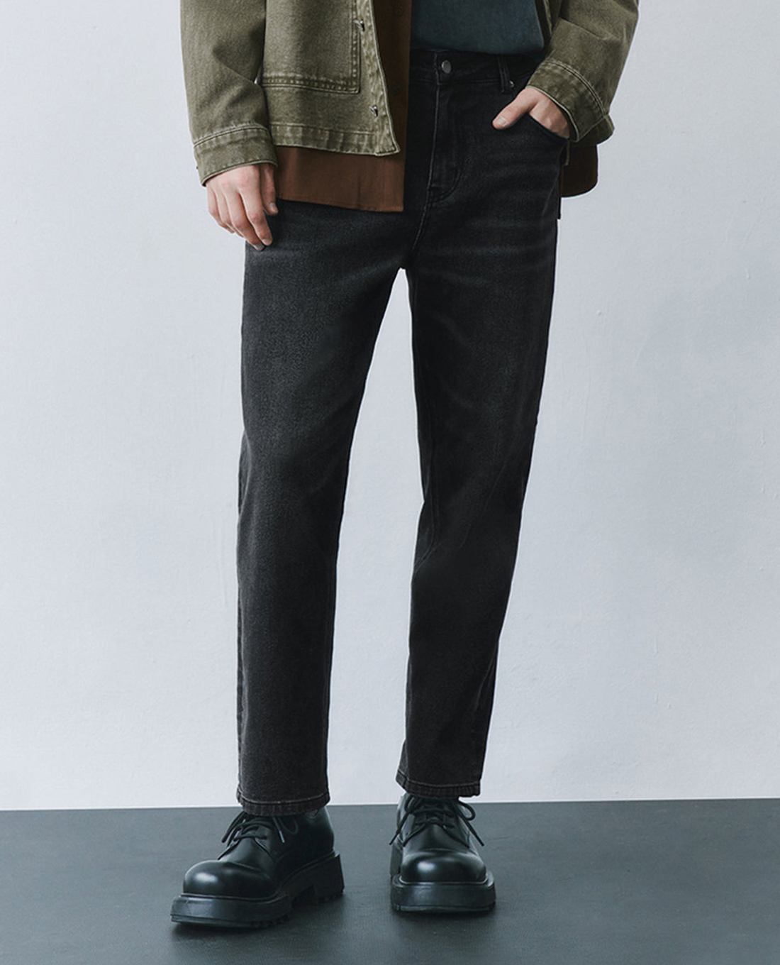 URBAN REVIVO -Quần jeans nam ống đứng cá tính