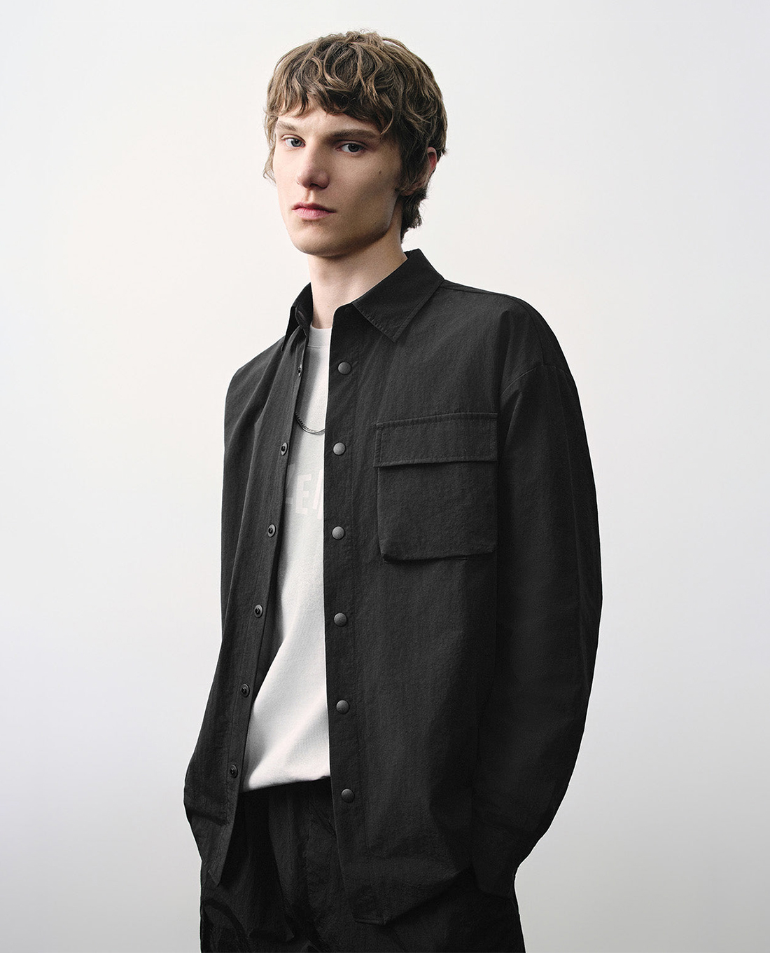 URBAN REVIVO - Áo khoác sơ mi nam cổ bẻ tay dài Button Up Loose
