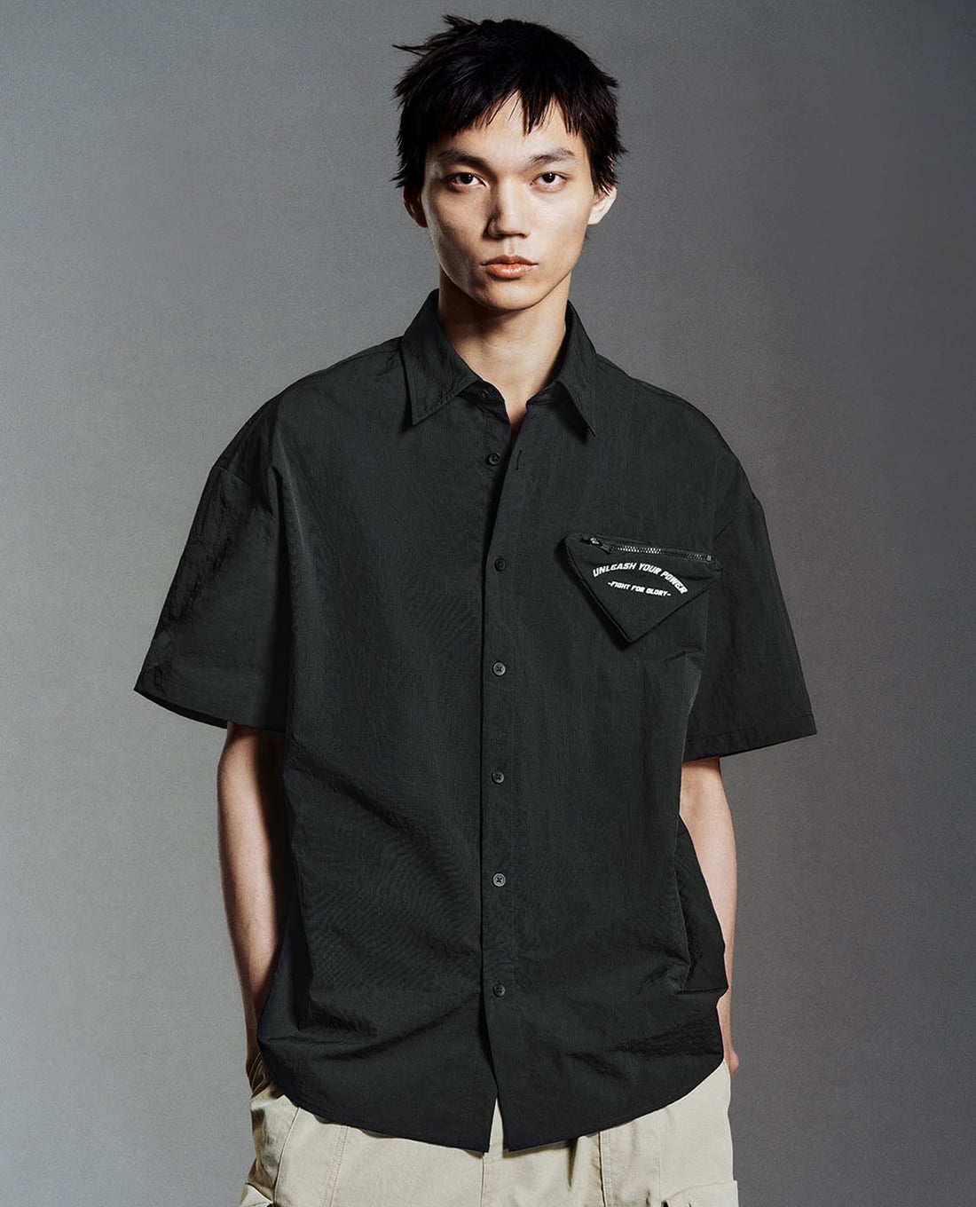 URBAN REVIVO - Áo sơ mi nam cổ bẻ tay ngắn phối túi