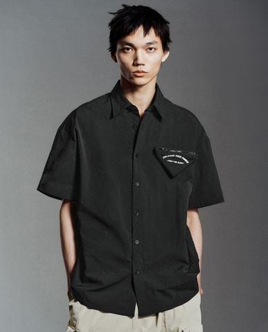  URBAN REVIVO - Áo sơ mi nam cổ bẻ tay ngắn phối túi 