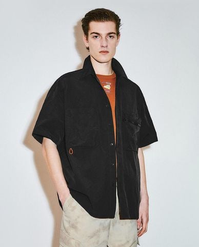  URBAN REVIVO - Áo sơ mi nam cổ bẻ tay ngắn 