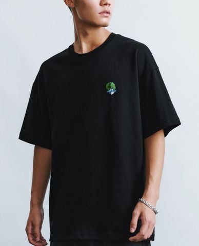  URBAN REVIVO - Áo thun nam cổ tròn tay ngắn phối hình thêu trẻ trung 