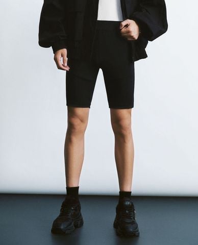  URBAN REVIVO - Quần shorts nam ngang gối phom skinny Vogue 