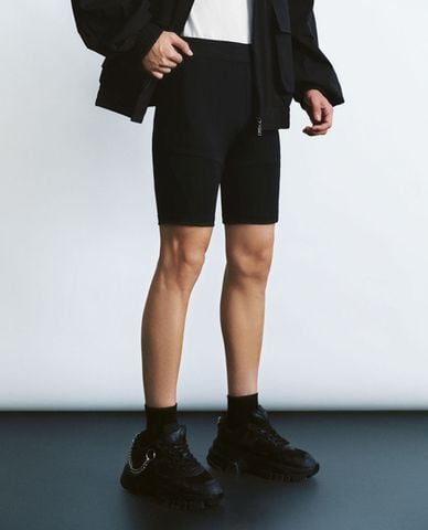  URBAN REVIVO - Quần shorts nam ngang gối phom skinny Vogue 