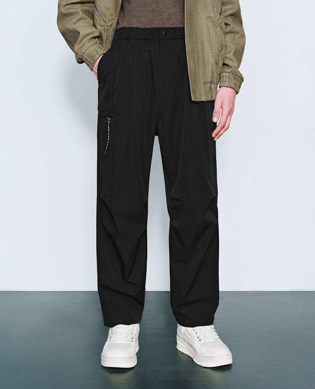 URBAN REVIVO - Quần nam ống rộng lưng thun hiện đại