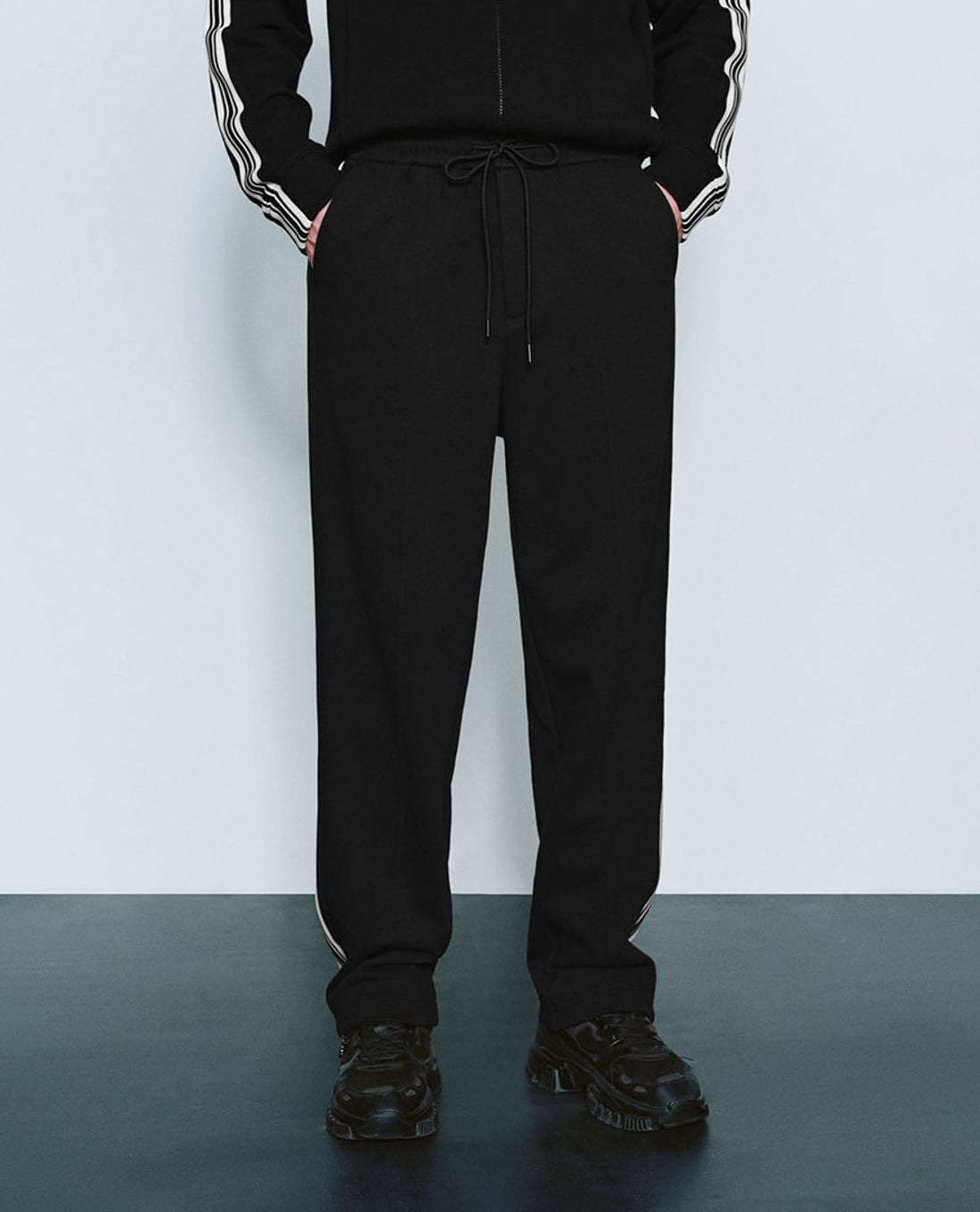 URBAN REVIVO - Quần nam ống đứng dây rút năng động