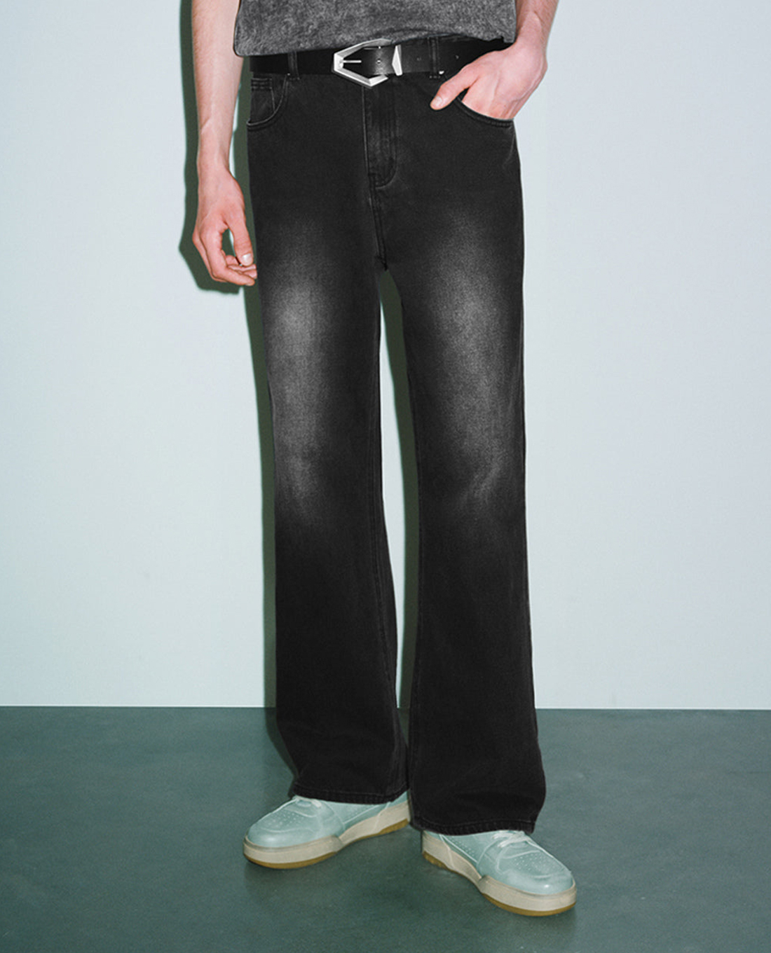 URBAN REVIVO - Quần jeans nam ống rộng phối túi hiện đại