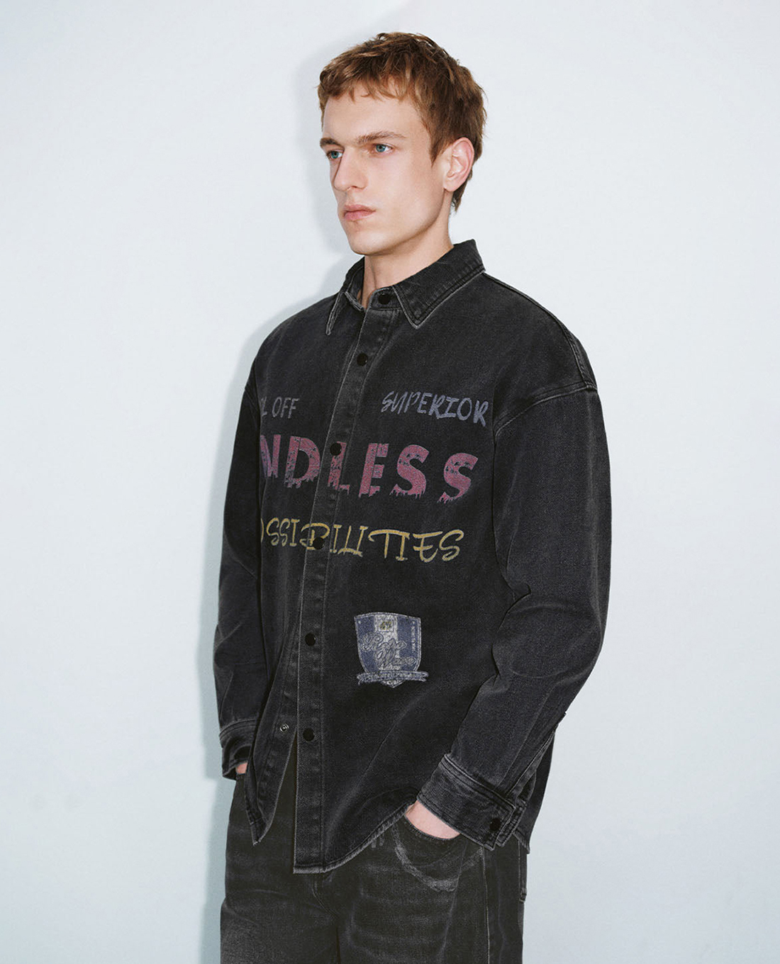 URBAN REVIVO - Áo sơ mi denim nam phối họa tiết thời thượng